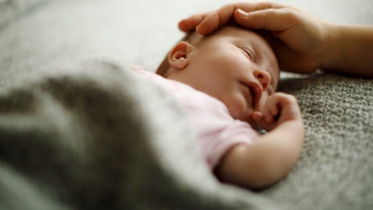 Uống sữa bột pha sẵn ban đêm có ảnh hưởng đến hệ tiêu hoá của bé không?