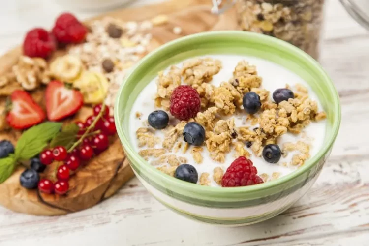 Đổ sữa vào ngũ cốc MILO hay ngược lại? Cách ăn chuẩn nhất mẹ nên biết